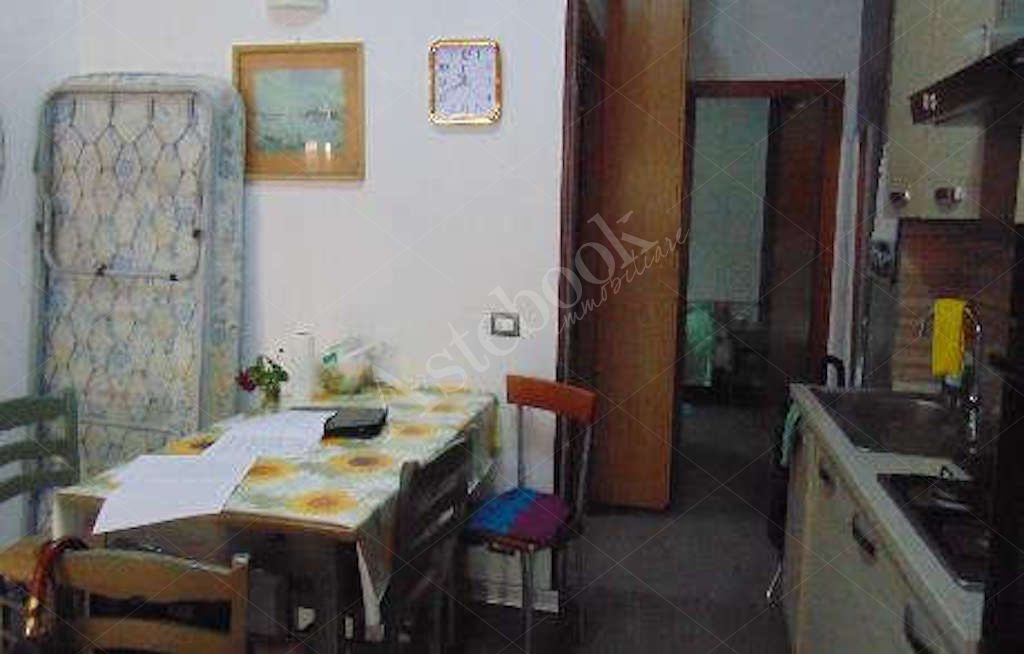 Laboratorio artigianale con area esterna e posto auto in Roma