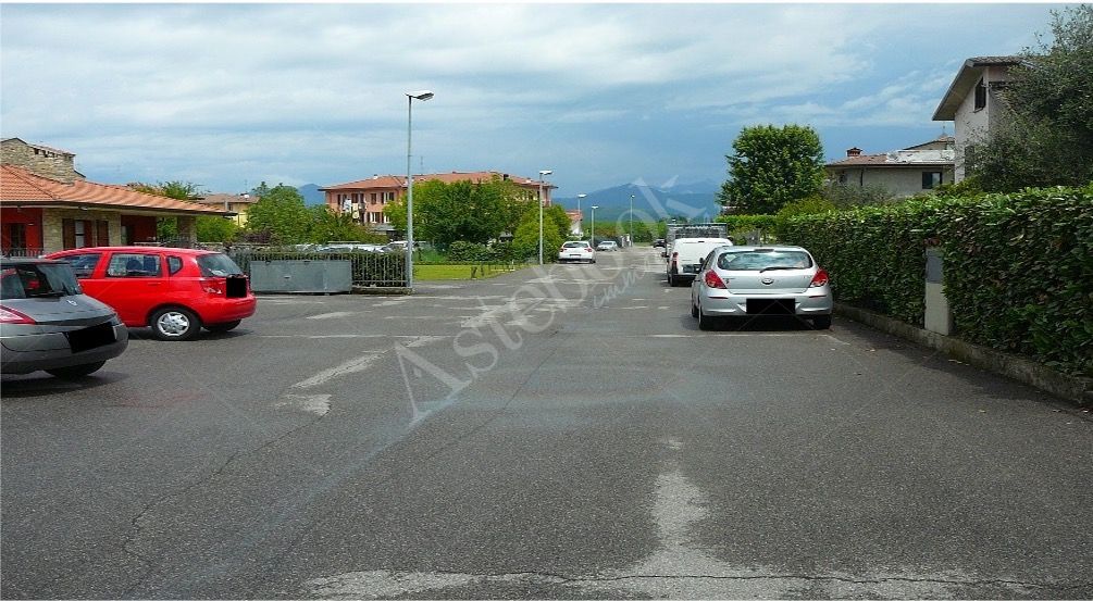 Magazzino al piano seminterrato con area di pertinenza in Seriate