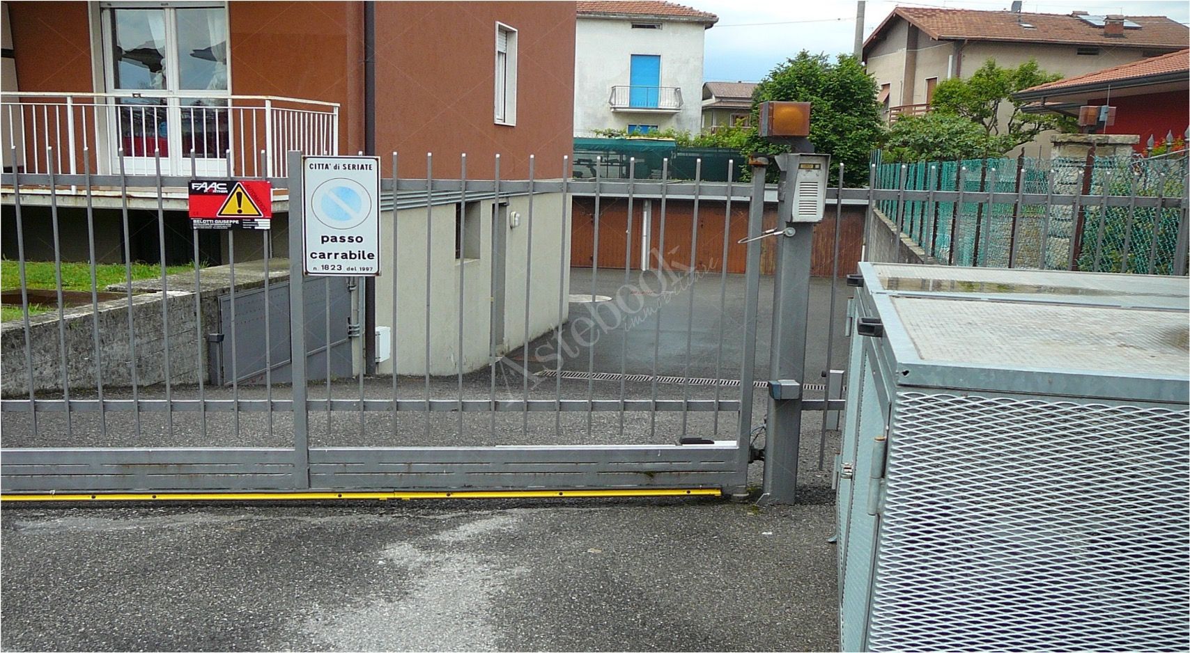Magazzino al piano seminterrato con area di pertinenza in Seriate