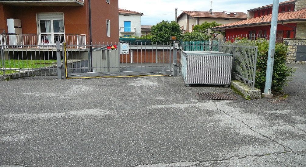 Magazzino al piano seminterrato con area di pertinenza in Seriate