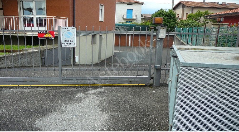 Magazzino al piano seminterrato con area di pertinenza in Seriate