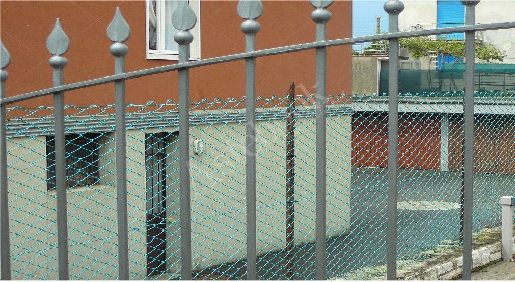 Magazzino al piano seminterrato con area di pertinenza in Seriate