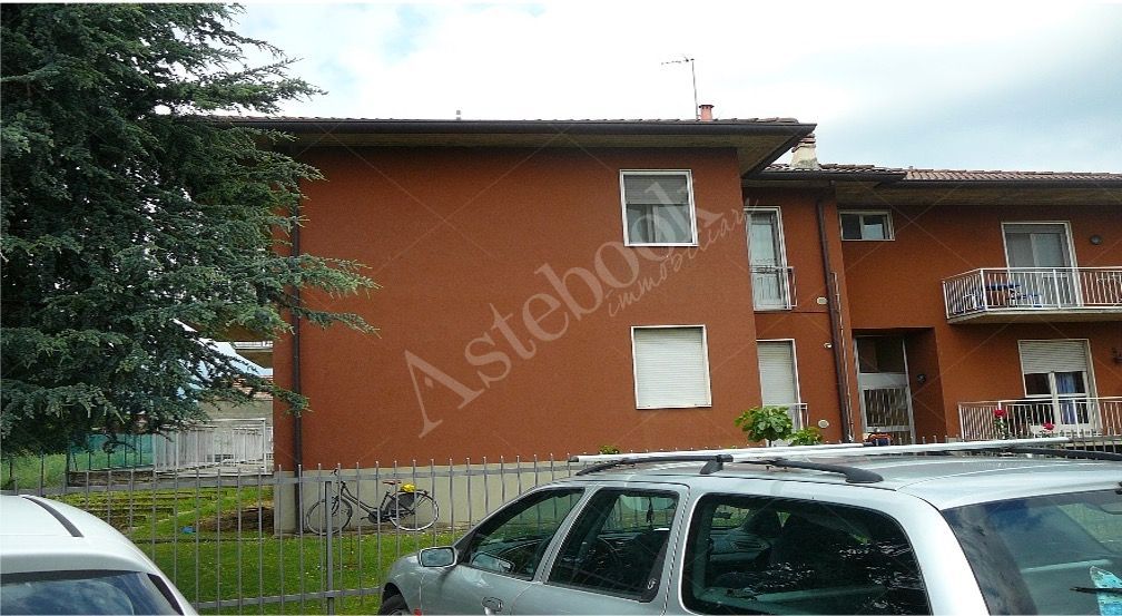 Magazzino al piano seminterrato con area di pertinenza in Seriate