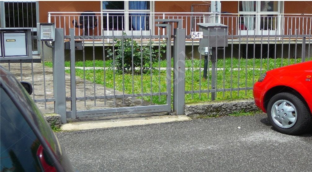 Magazzino al piano seminterrato con area di pertinenza in Seriate