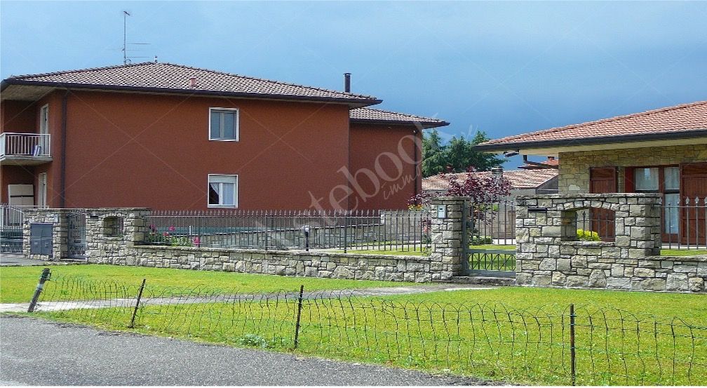 Magazzino al piano seminterrato con area di pertinenza in Seriate