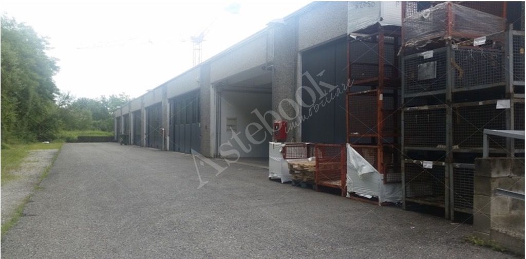 Magazzino con laboratorio ed uffici in Galbiate