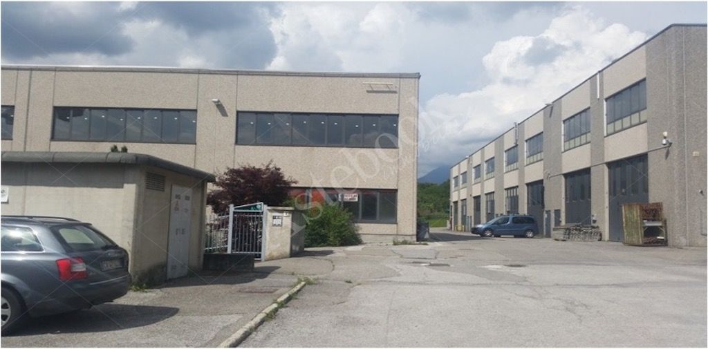 Magazzino con laboratorio ed uffici in Galbiate