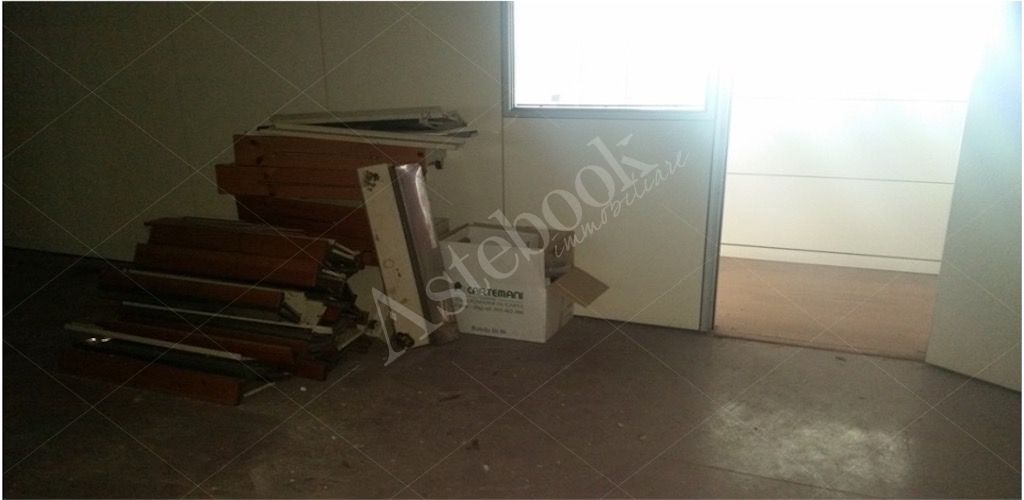 Magazzino con laboratorio ed uffici in Galbiate