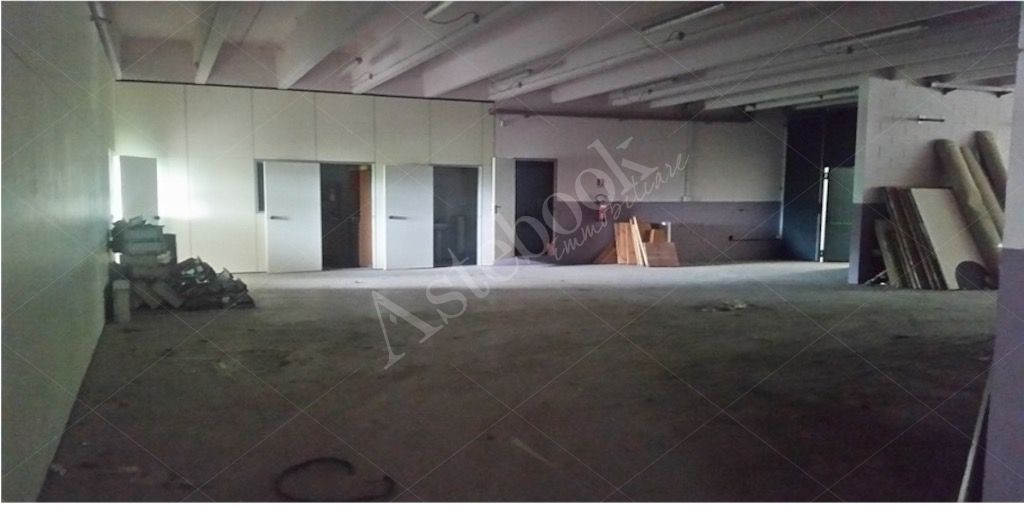 Magazzino con laboratorio ed uffici in Galbiate