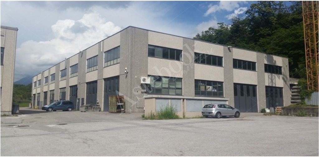 Magazzino con laboratorio ed uffici in Galbiate