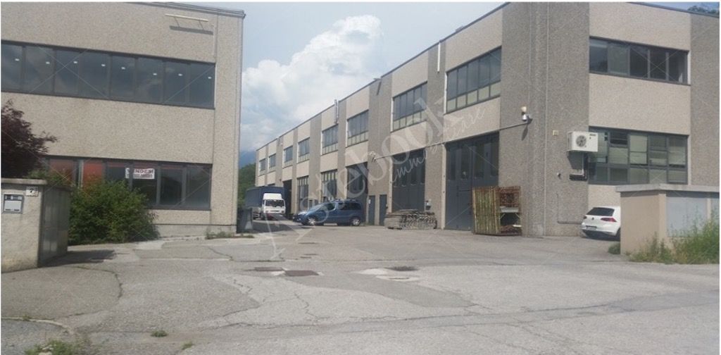 Magazzino con laboratorio ed uffici in Galbiate