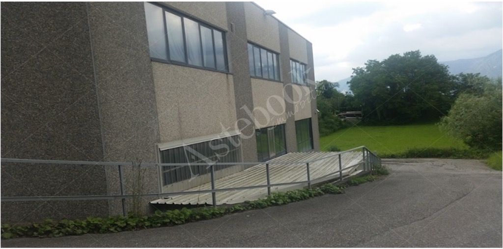 Magazzino con laboratorio ed uffici in Galbiate