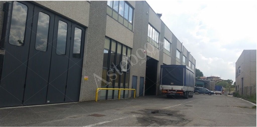 Magazzino con laboratorio ed uffici in Galbiate