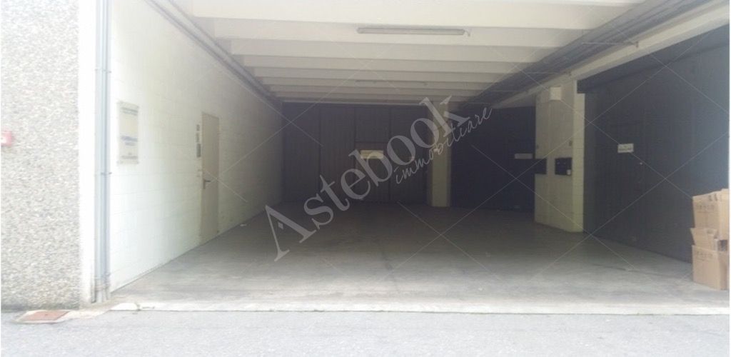 Magazzino con laboratorio ed uffici in Galbiate