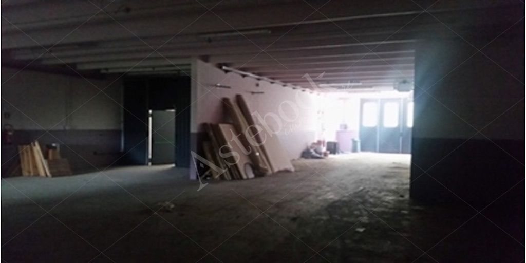 Magazzino con laboratorio ed uffici in Galbiate