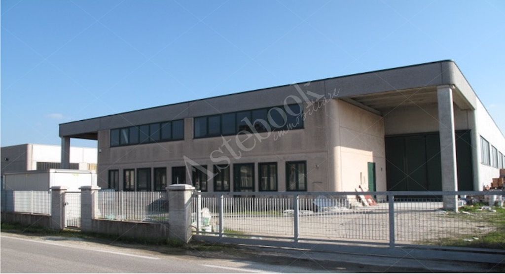 Capannone indipendente ad uso artigianale su due livelli in Casale di Scodosia