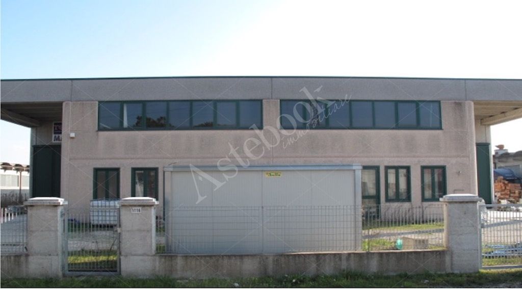 Capannone indipendente ad uso artigianale su due livelli in Casale di Scodosia