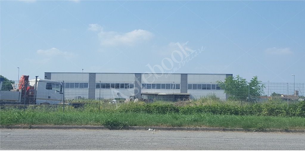 Due porzioni di capannone industriale con area esterna pertinenziale in Codogno 