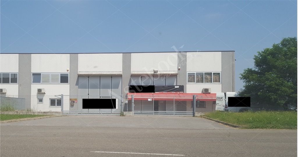 Due porzioni di capannone industriale con area esterna pertinenziale in Codogno 