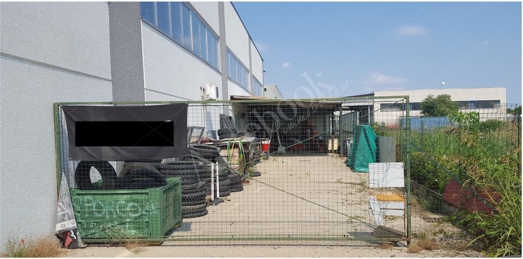 Due porzioni di capannone industriale con area esterna pertinenziale in Codogno 