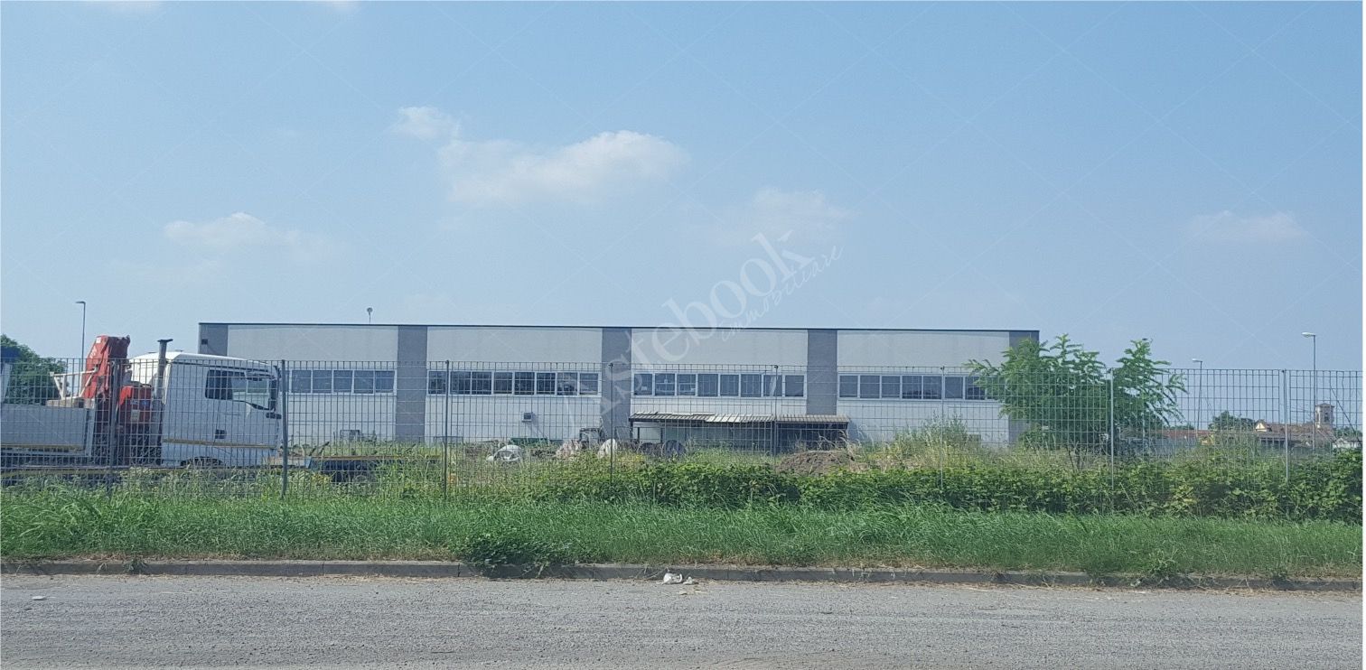 Due porzioni di capannone industriale con area esterna pertinenziale in Codogno 
