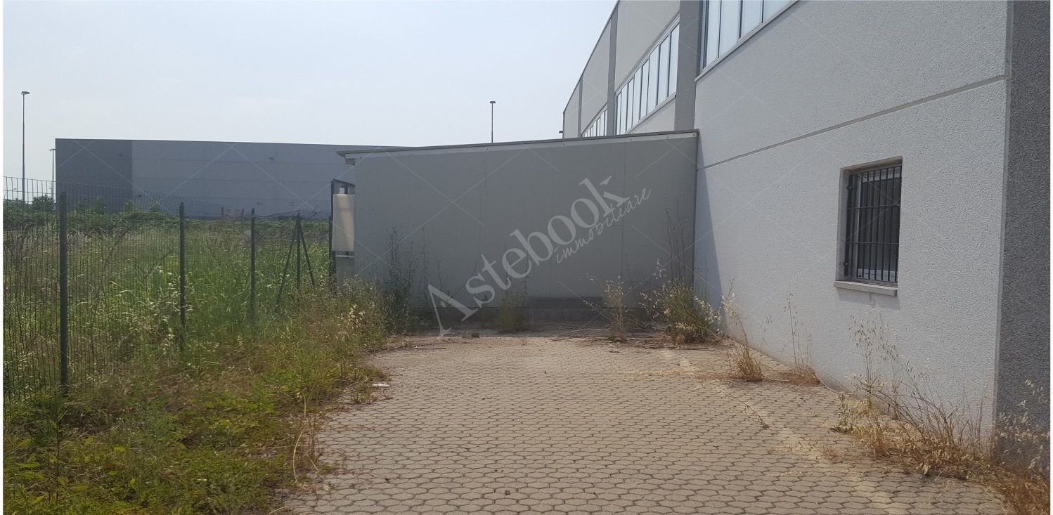 Due porzioni di capannone industriale con area esterna pertinenziale in Codogno 