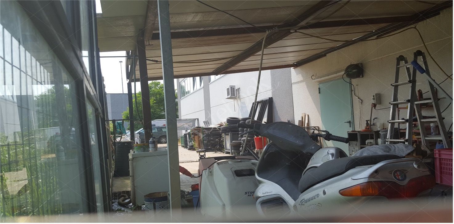 Due porzioni di capannone industriale con area esterna pertinenziale in Codogno 