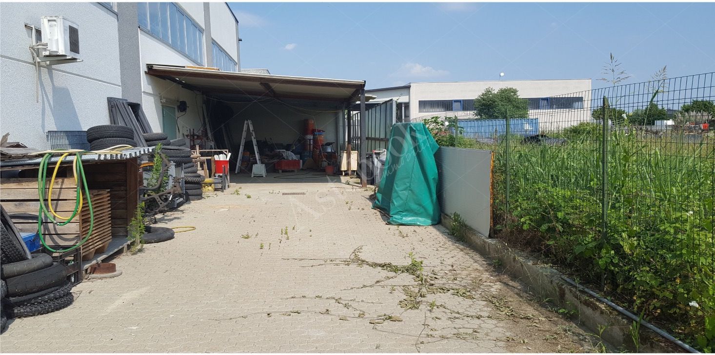 Due porzioni di capannone industriale con area esterna pertinenziale in Codogno 