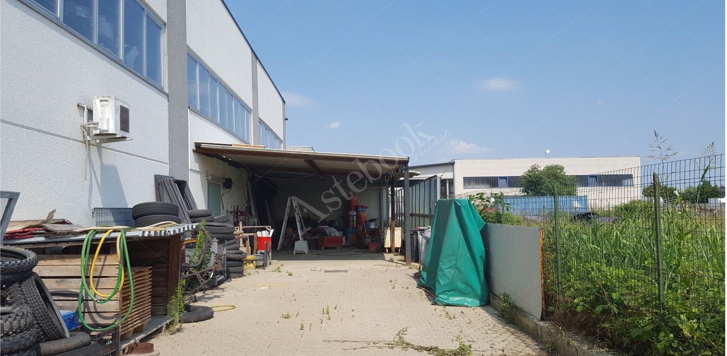 Due porzioni di capannone industriale con area esterna pertinenziale in Codogno 