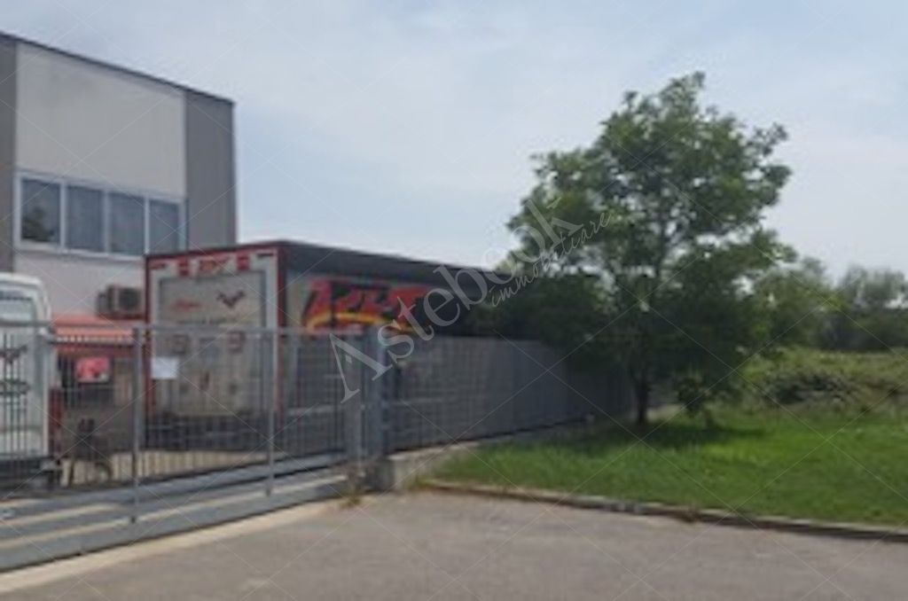 Due porzioni di capannone industriale con area esterna pertinenziale in Codogno 