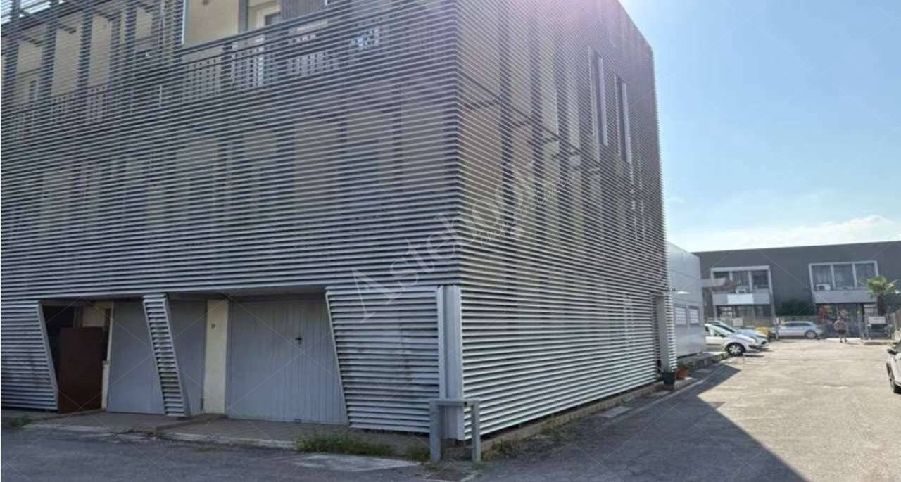 Magazzino al piano terra con uffici ed area esterna di pertinenza in Vigonza