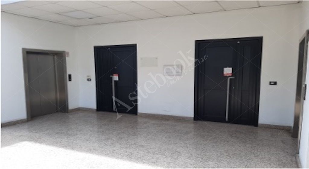 Unit� immobiliare ad uso ufficio al quarto piano con 7 posti auto in Torino
