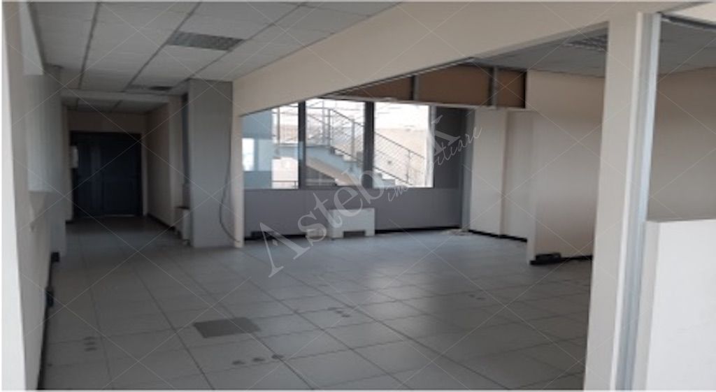 Unit� immobiliare ad uso ufficio al quarto piano con 7 posti auto in Torino