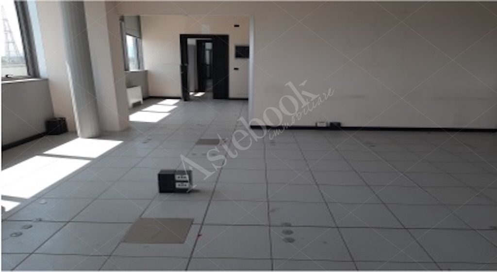 Unit� immobiliare ad uso ufficio al quarto piano con 7 posti auto in Torino