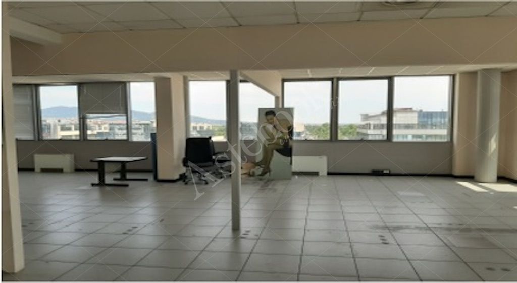 Unit� immobiliare ad uso ufficio al quarto piano con 7 posti auto in Torino