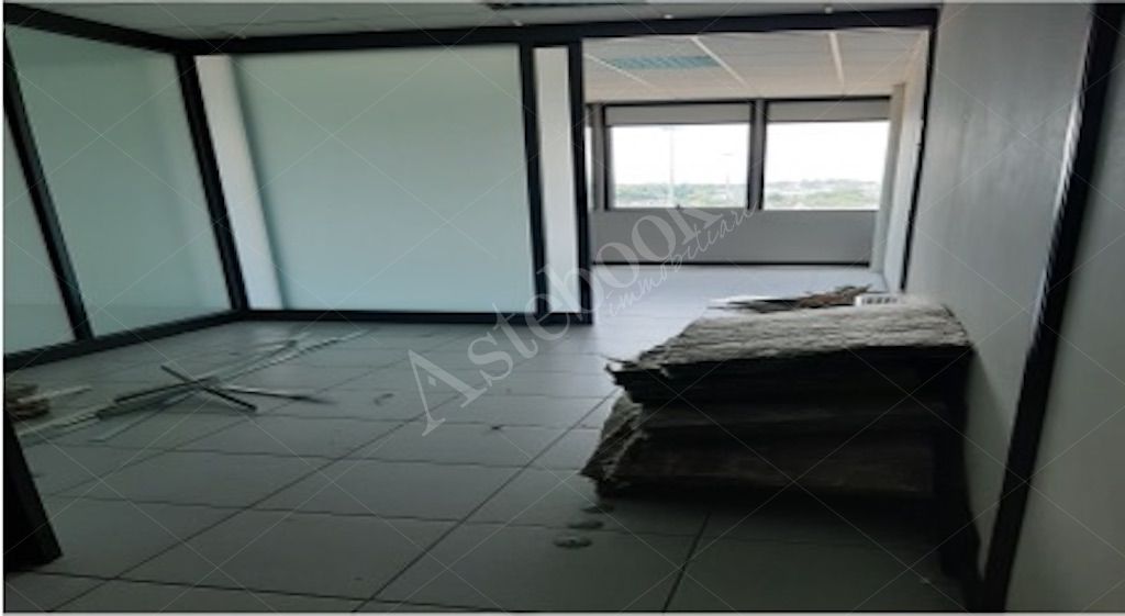 Unit� immobiliare ad uso ufficio al quarto piano con 7 posti auto in Torino