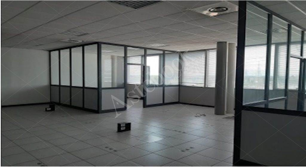 Unit� immobiliare ad uso ufficio al quarto piano con 7 posti auto in Torino
