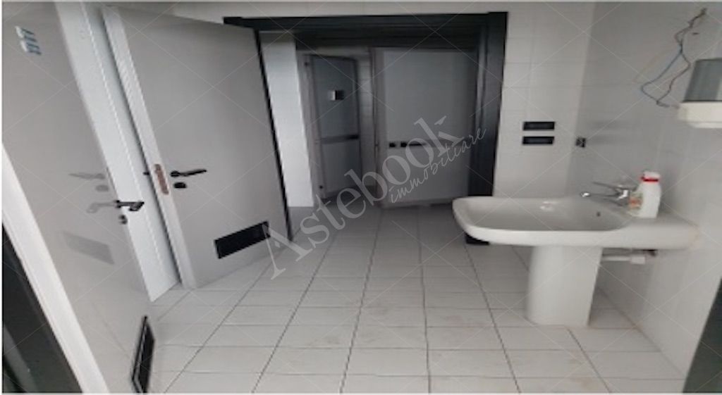 Unit� immobiliare ad uso ufficio al quarto piano con 7 posti auto in Torino