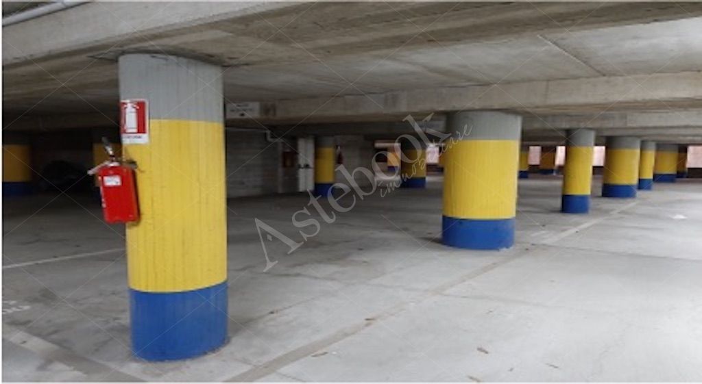 Unit� immobiliare ad uso ufficio al quarto piano con 7 posti auto in Torino