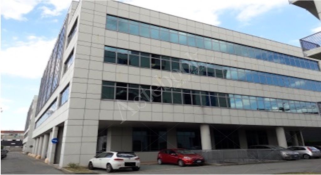 Unit� immobiliare ad uso ufficio al quarto piano con 7 posti auto in Torino