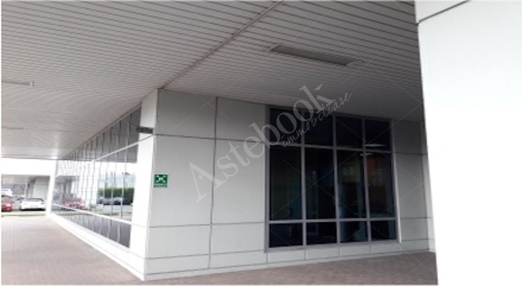 Unit� immobiliare ad uso ufficio al quarto piano con 7 posti auto in Torino