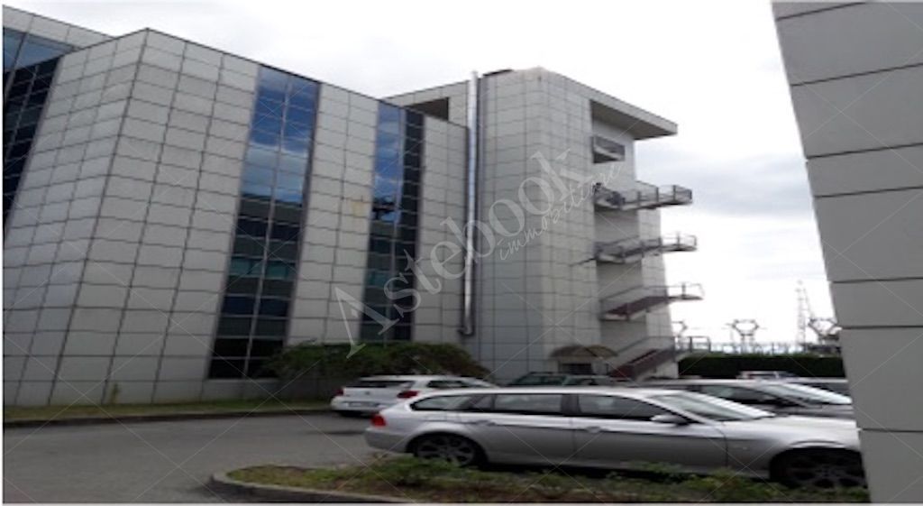 Unit� immobiliare ad uso ufficio al quarto piano con 7 posti auto in Torino