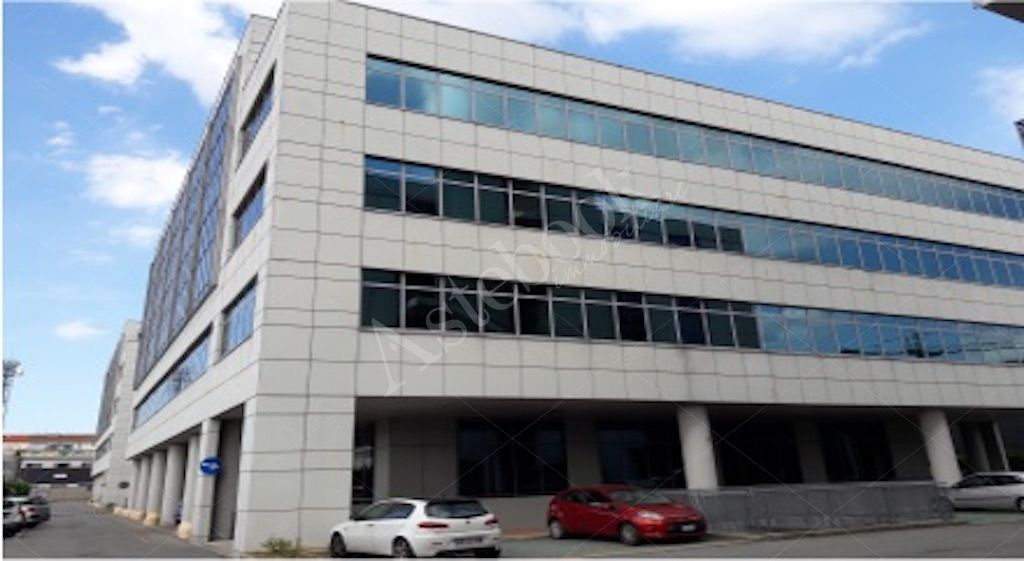 Unit� immobiliare ad uso ufficio al quarto piano con 7 posti auto in Torino