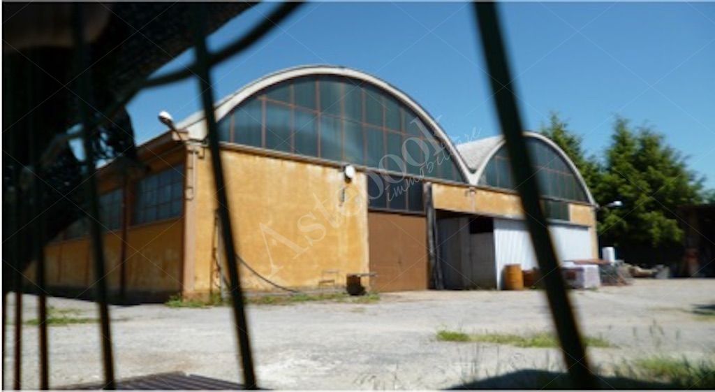 Magazzino industriale al piano terra in Mornago