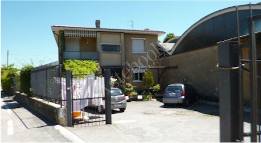 Magazzino industriale al piano terra in Mornago