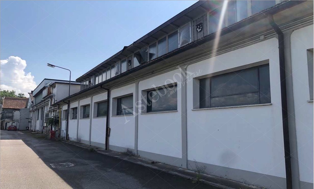 Capannone industriale con uffici e ampia area cortilizia esclusiva in Terranuova Bracciolini 