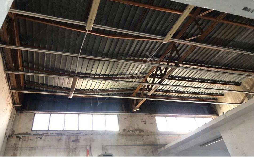 Capannone industriale con uffici e ampia area cortilizia esclusiva in Terranuova Bracciolini 