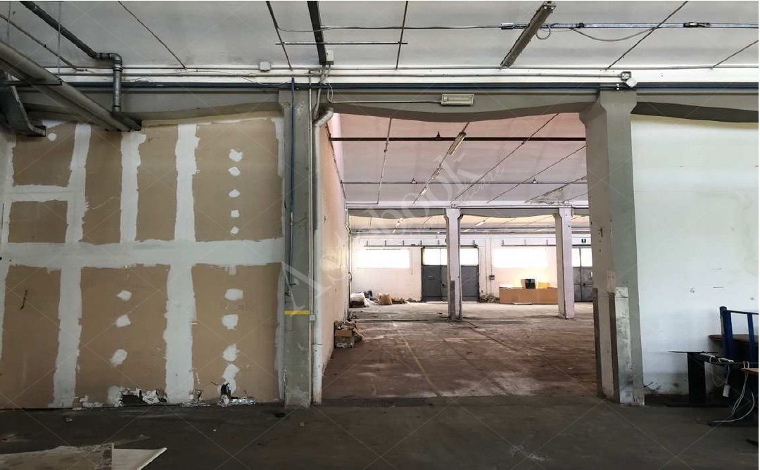 Capannone industriale con uffici e ampia area cortilizia esclusiva in Terranuova Bracciolini 