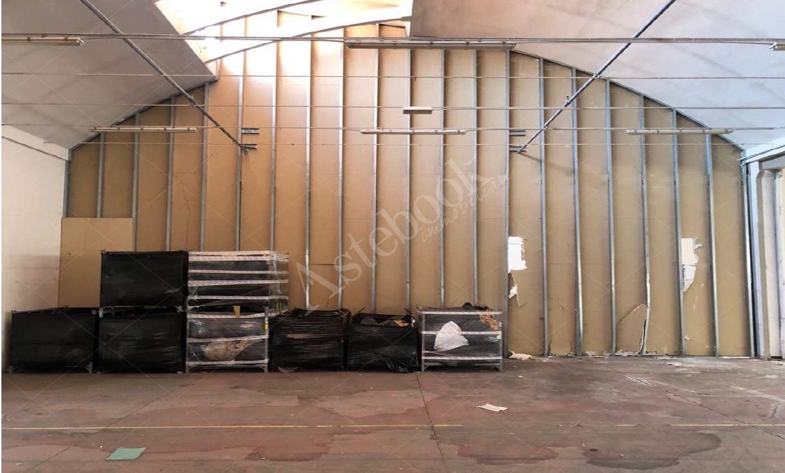 Capannone industriale con uffici e ampia area cortilizia esclusiva in Terranuova Bracciolini 