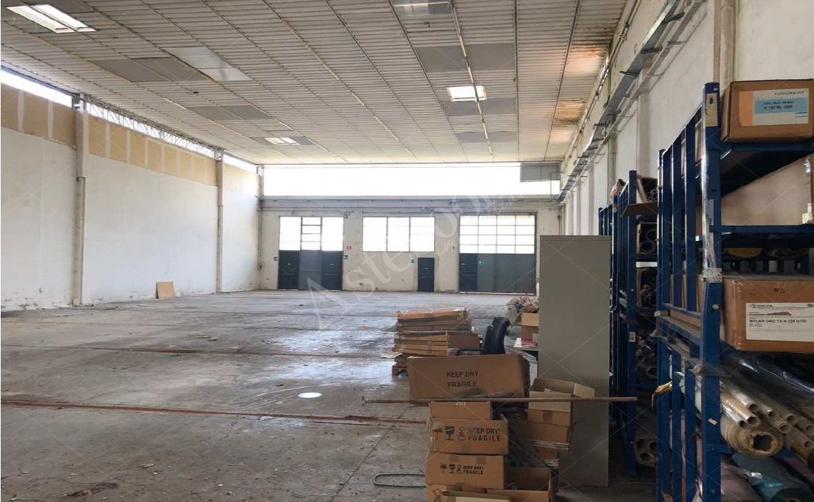 Capannone industriale con uffici e ampia area cortilizia esclusiva in Terranuova Bracciolini 